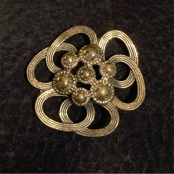 Vintage Beau Sterling Circle Flower Brooch - Picture 2 of 4